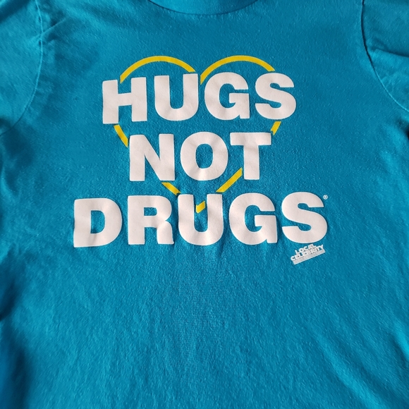 Local Celebrity Hugs Not Drugs Size Medium - Picture 6 of 11